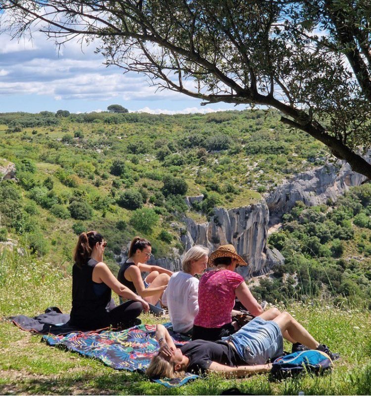 Femmes au bord de la falaise